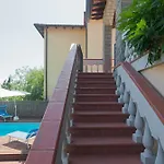 Einstein House Con Piscina * Vivajo